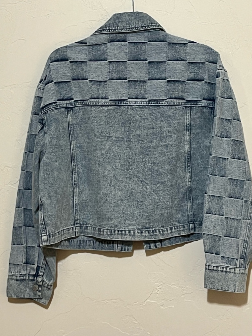 ee:some NEW Acid Washed Blue Woven or Patchwork Denim Jacket
Cropped Versatile - Picture 5 of 8